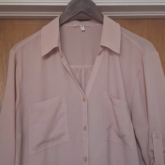 💜 3/$20 Maurices Light Pink Button-Down Shirt - Picture 2 of 6
